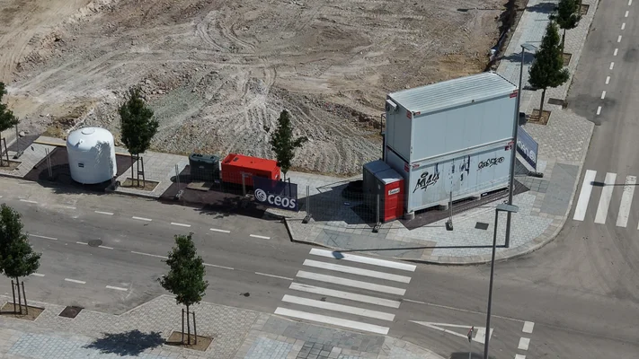 Fotos aéreas de Los Ahijones: cruce urbanizado junto a una parcela en espera — 14 junio 2026