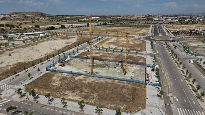Fotos aéreas de Los Ahijones: panorámica del barrio con el skyline de Madrid — 14 junio 2026