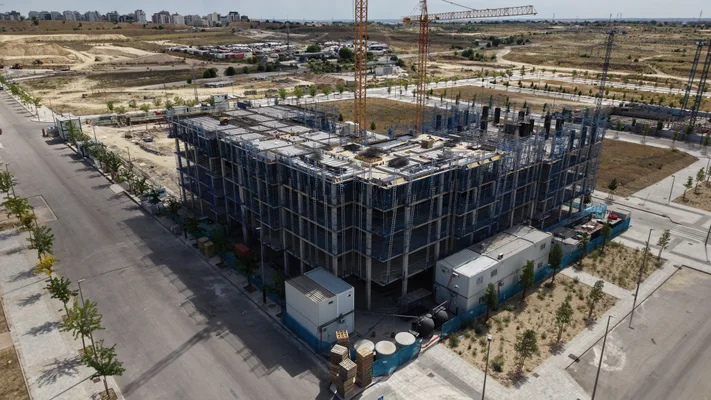 Fotos aéreas de Los Ahijones: pilares y forjados de una nueva estructura — 14 junio 2026
