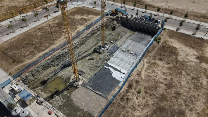 Fotos aéreas de Los Ahijones: losa de cimentación armada en ejecución bajo las grúas — 27 julio 2026