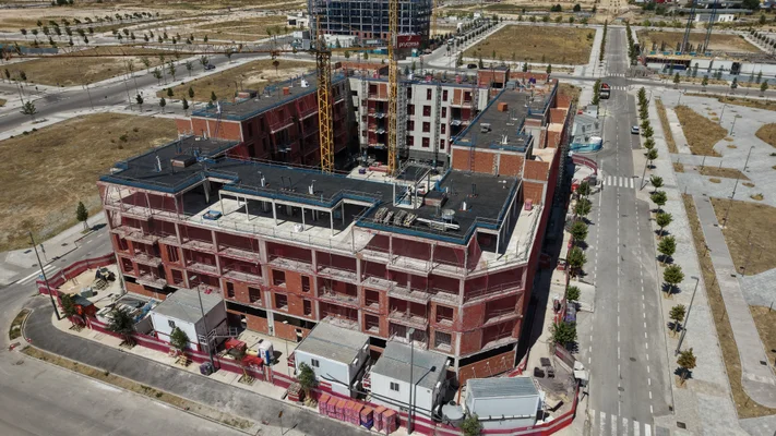 Fotos aéreas de Los Ahijones: bloques en cerramiento junto a la calle ya terminada — 27 julio 2026