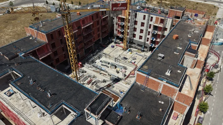 Fotos aéreas de Los Ahijones: patios interiores y cubiertas de una promoción en obra — 27 julio 2026
