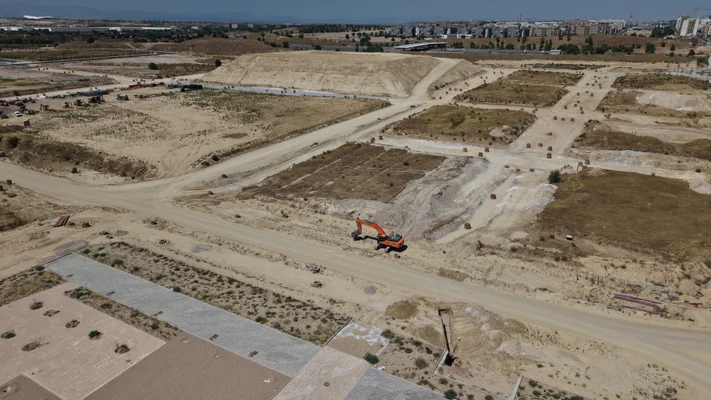 Fotos aéreas de Los Ahijones: apertura de viales sobre el suelo todavía sin urbanizar — 27 julio 2026
