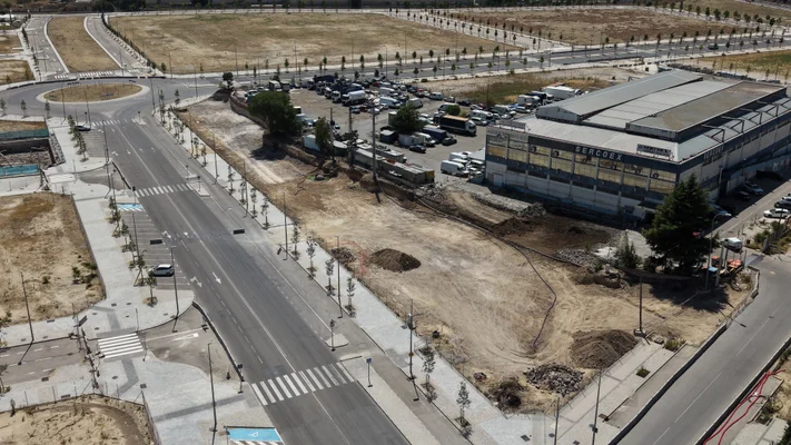 Fotos aéreas de Los Ahijones: la avenida urbanizada en el borde con el polígono industrial — 27 julio 2026