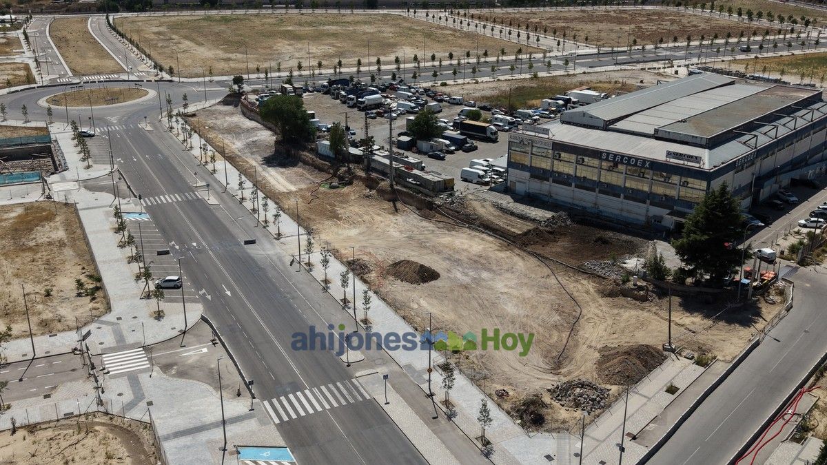 Fotos aéreas de Los Ahijones: la avenida urbanizada en el borde con el polígono industrial — 27 julio 2026