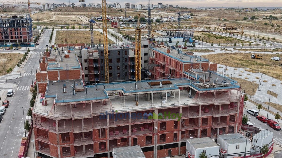 Fotos aéreas de Los Ahijones: manzana cerrada en obra con las grúas entre bloques — 3 agosto 2026