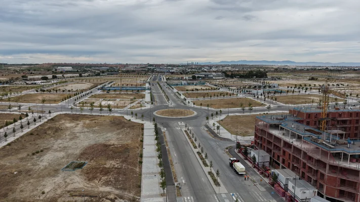 Fotos aéreas de Los Ahijones: la rotonda y la avenida central con las manzanas aún vacías — 3 agosto 2026