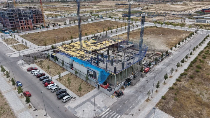 Fotos aéreas de Los Ahijones: encofrado amarillo en el forjado con cuatro grúas alrededor — 3 agosto 2026