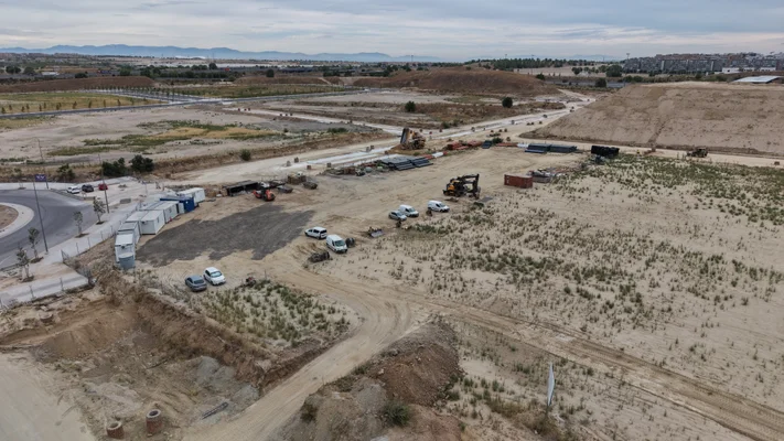 Fotos aéreas de Los Ahijones: base de maquinaria donde termina el asfalto — 3 agosto 2026