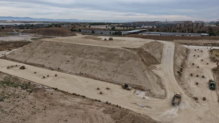 Fotos aéreas de Los Ahijones: dúmperes y bulldozers sobre el gran acopio de tierras — 3 agosto 2026