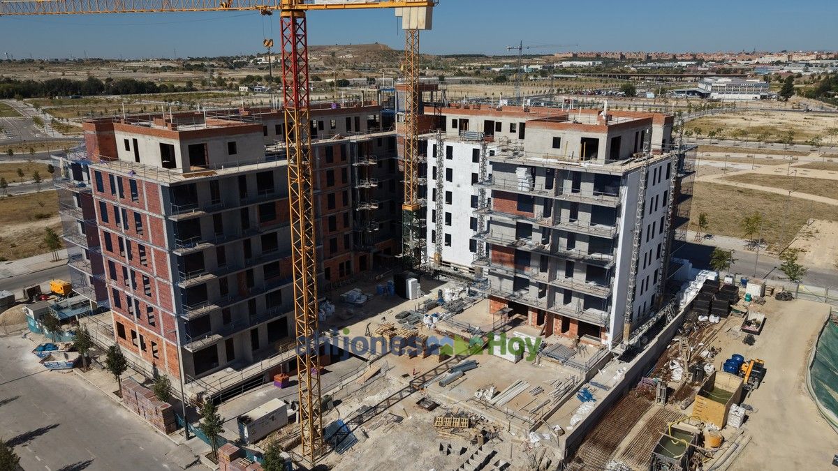 Bloques en construcción con fachadas de ladrillo y revestimiento blanco en Los Ahijones