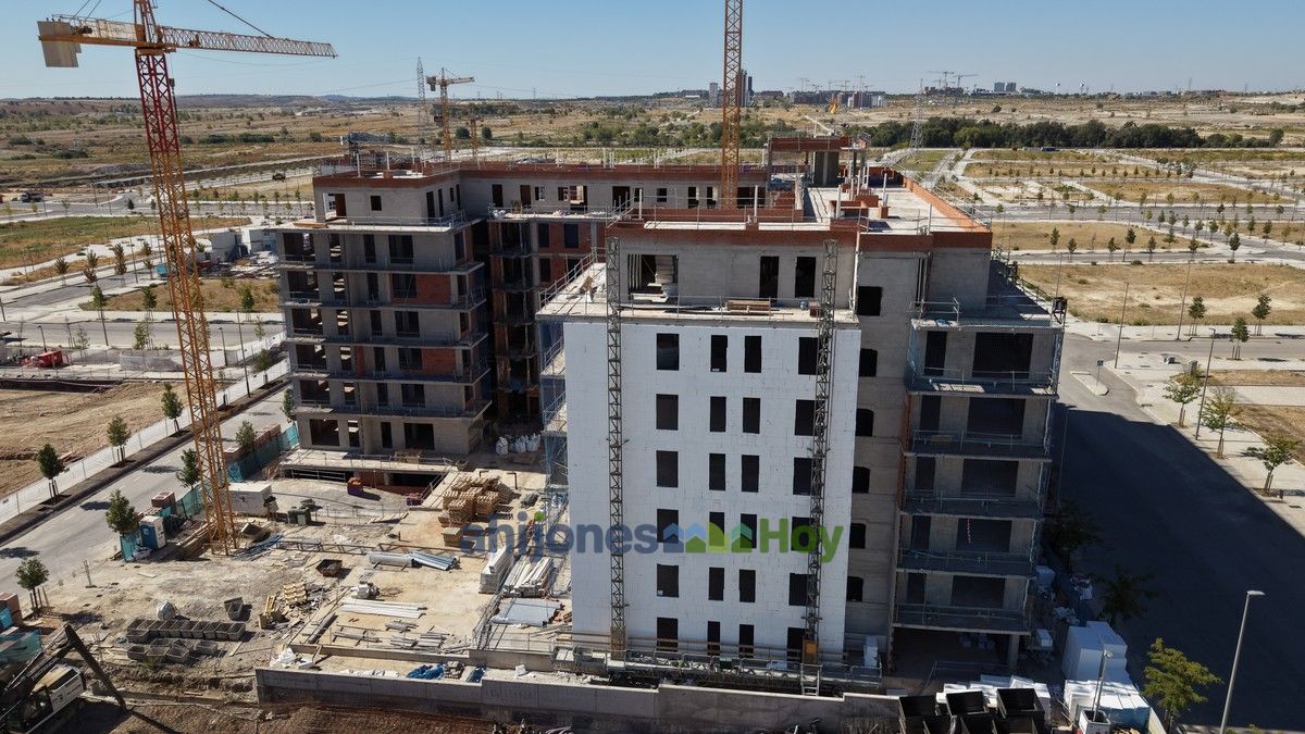 Fotos aéreas de Los Ahijones: fachada blanca y terrazas de un edificio en obras — 12 septiembre 2026