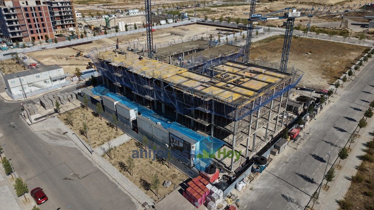 Fotos aéreas de Los Ahijones: pilares y encofrados sobre una estructura en crecimiento — 12 septiembre 2026