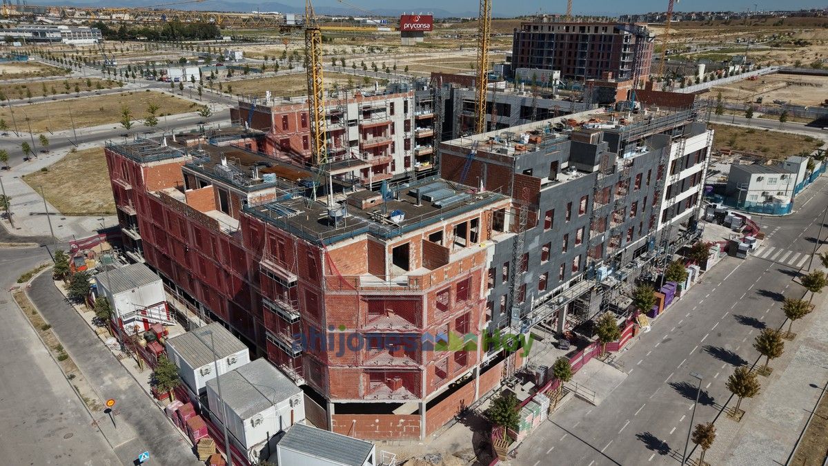 Cubiertas y fachadas de las obras en distintas fases de acabado