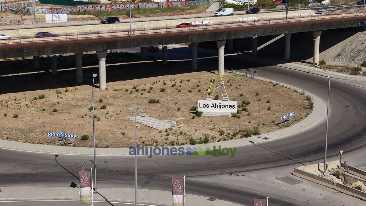 Vista aérea de una rotonda de Los Ahijones y el paso bajo el viaducto