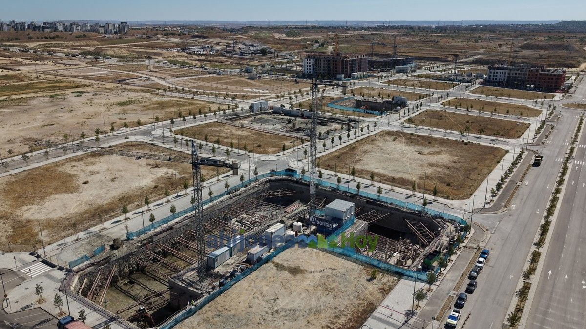 Fotos aéreas de Los Ahijones: panorámica de excavaciones, grúas y bloques en construcción — 12 septiembre 2026