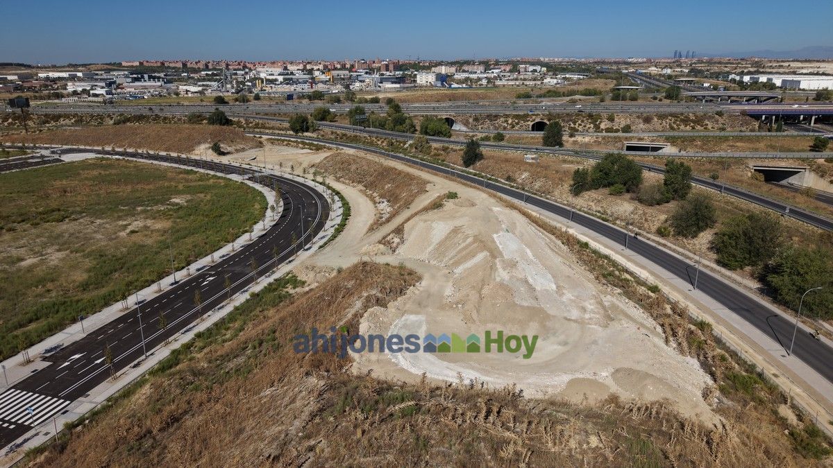 Fotos aéreas de Los Ahijones: viario nuevo asfaltado junto al corredor de la autovía — 20 septiembre 2026