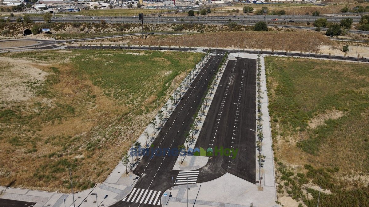 Fotos aéreas de Los Ahijones: vial rematado con aparcamiento en línea y el túnel al fondo — 20 septiembre 2026
