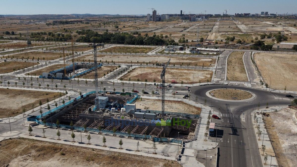 Fotos aéreas de Los Ahijones: cimentación en marcha, rotonda terminada y el barrio al fondo — 20 septiembre 2026