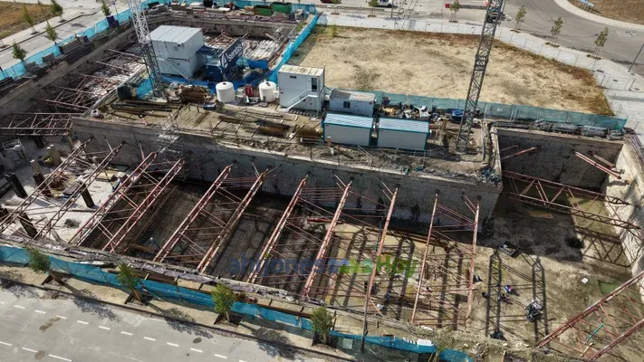 Fotos aéreas de Los Ahijones: detalle de los puntales sobre el vaciado — 4 octubre 2026