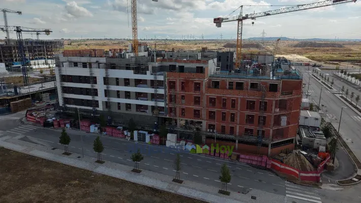 Fotos aéreas de Los Ahijones: bloque con fachada blanca y cerramientos de ladrillo — 4 octubre 2026