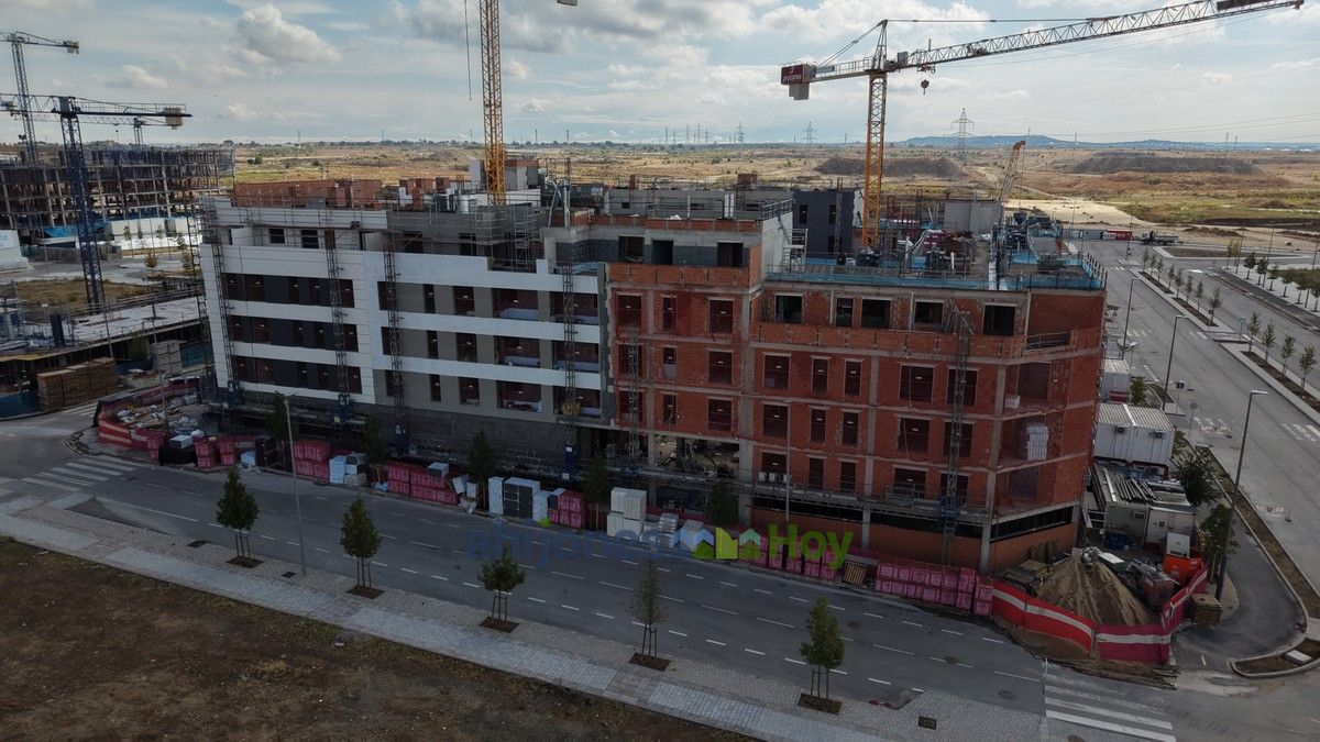 Fotos aéreas de Los Ahijones: bloque con fachada blanca y cerramientos de ladrillo — 4 octubre 2026