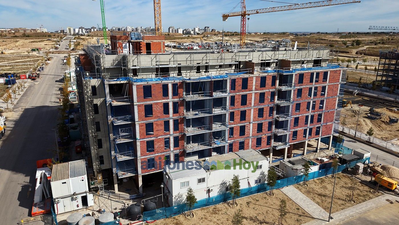 Fotos aéreas de Los Ahijones: fachada de ladrillo con huecos abiertos y trabajos en cubierta — 24 octubre 2026