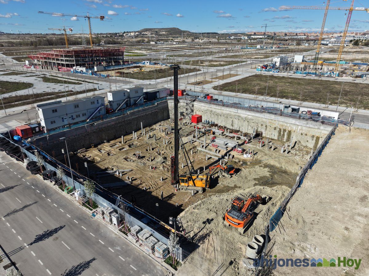 Parcela con excavación abierta y maquinaria de pilotaje