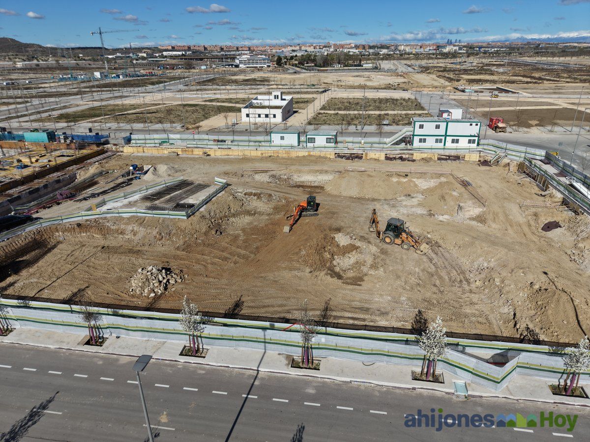 Parcela en preparación de terreno con maquinaria pesada