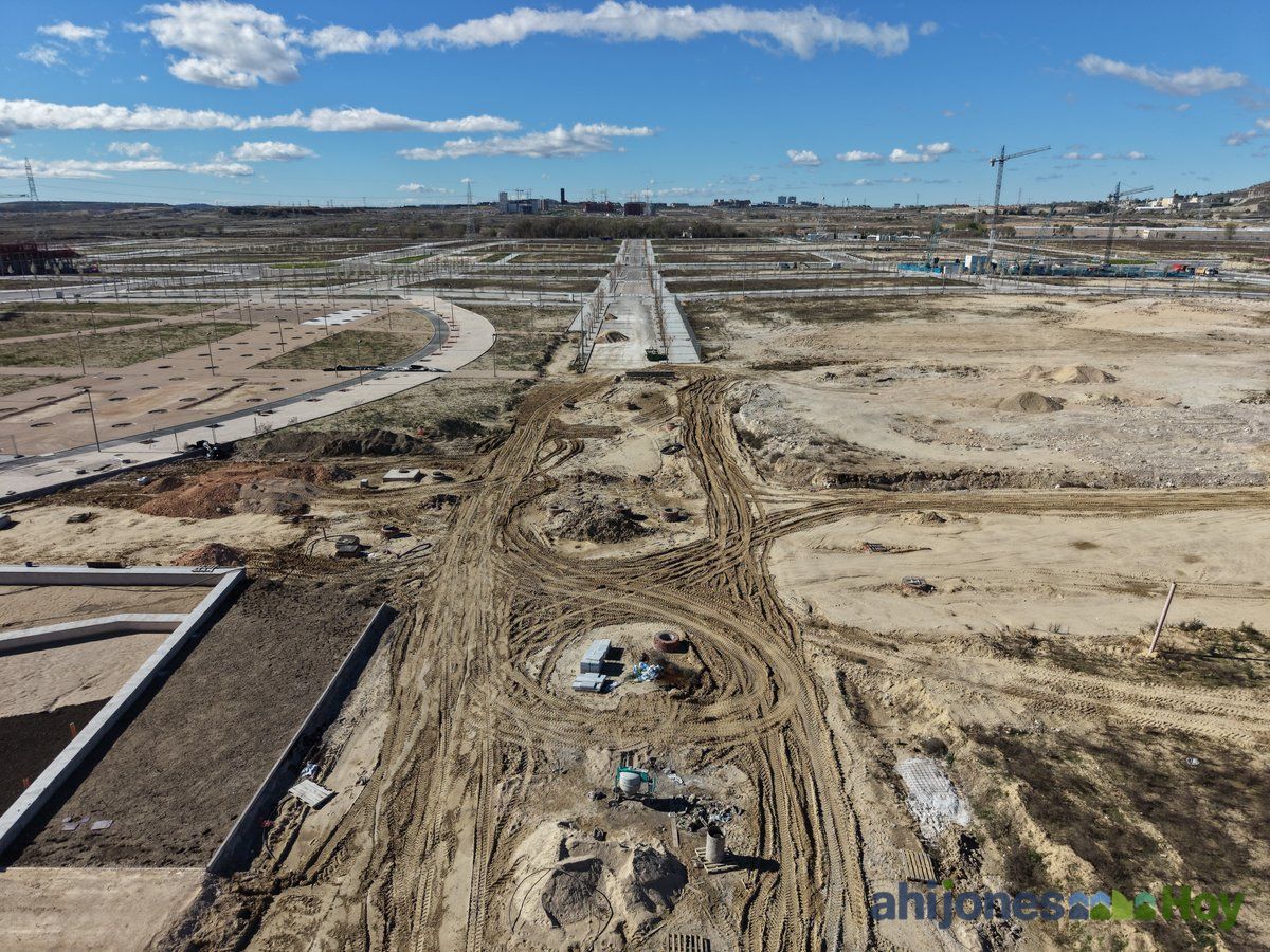 Vista panorámica de los movimientos de tierras con maquinaria pesada