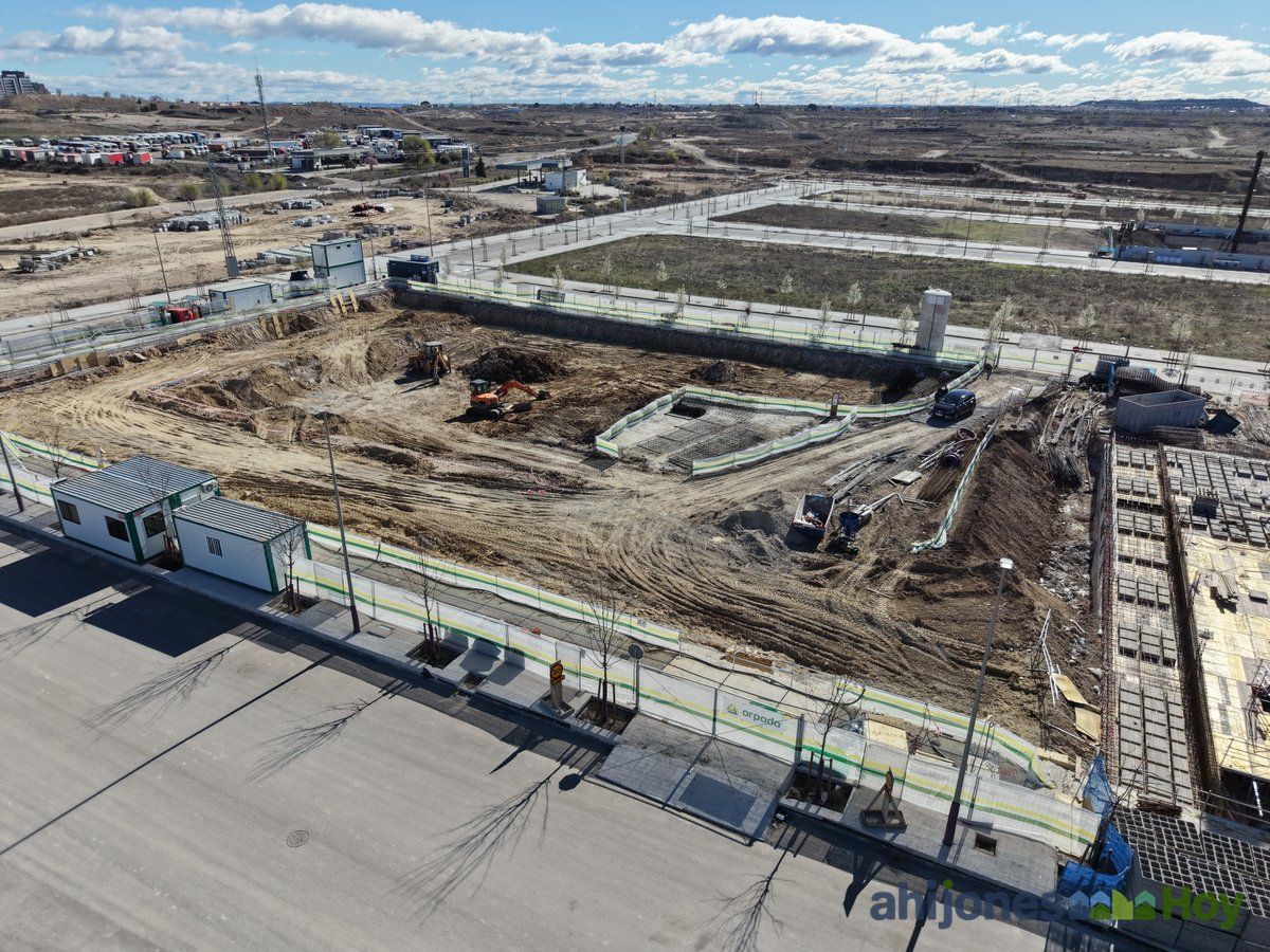 Inicio de excavación en nueva parcela con casetas de obra