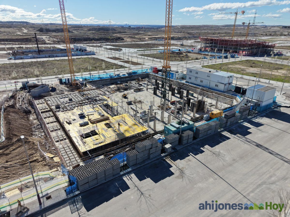 Vista general del barrio con promociones y parcelas vacías