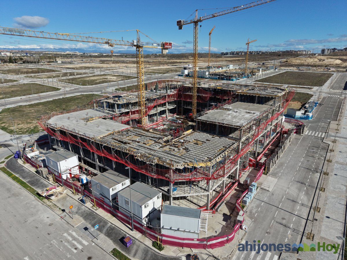 Estructura en fase de forjados con grúas amarillas