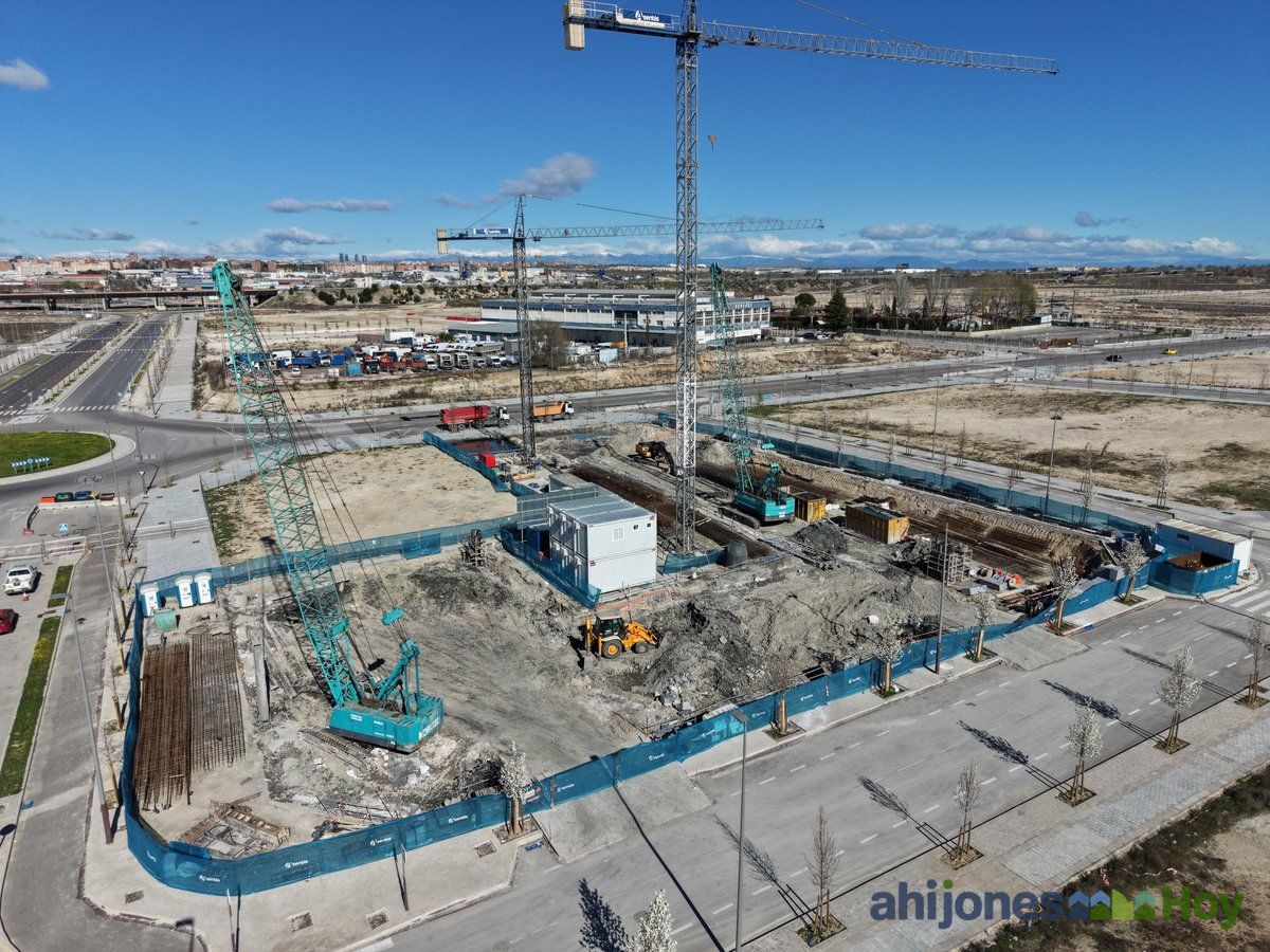 Rotonda ajardinada con viales terminados y parcelas al fondo