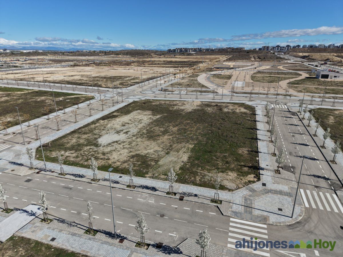Parcelas vacías con urbanización completada alrededor