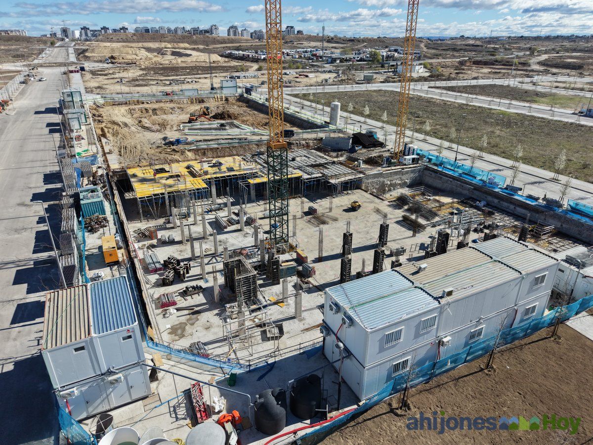 Vista de la parcela con los primeros trabajos de cimentación