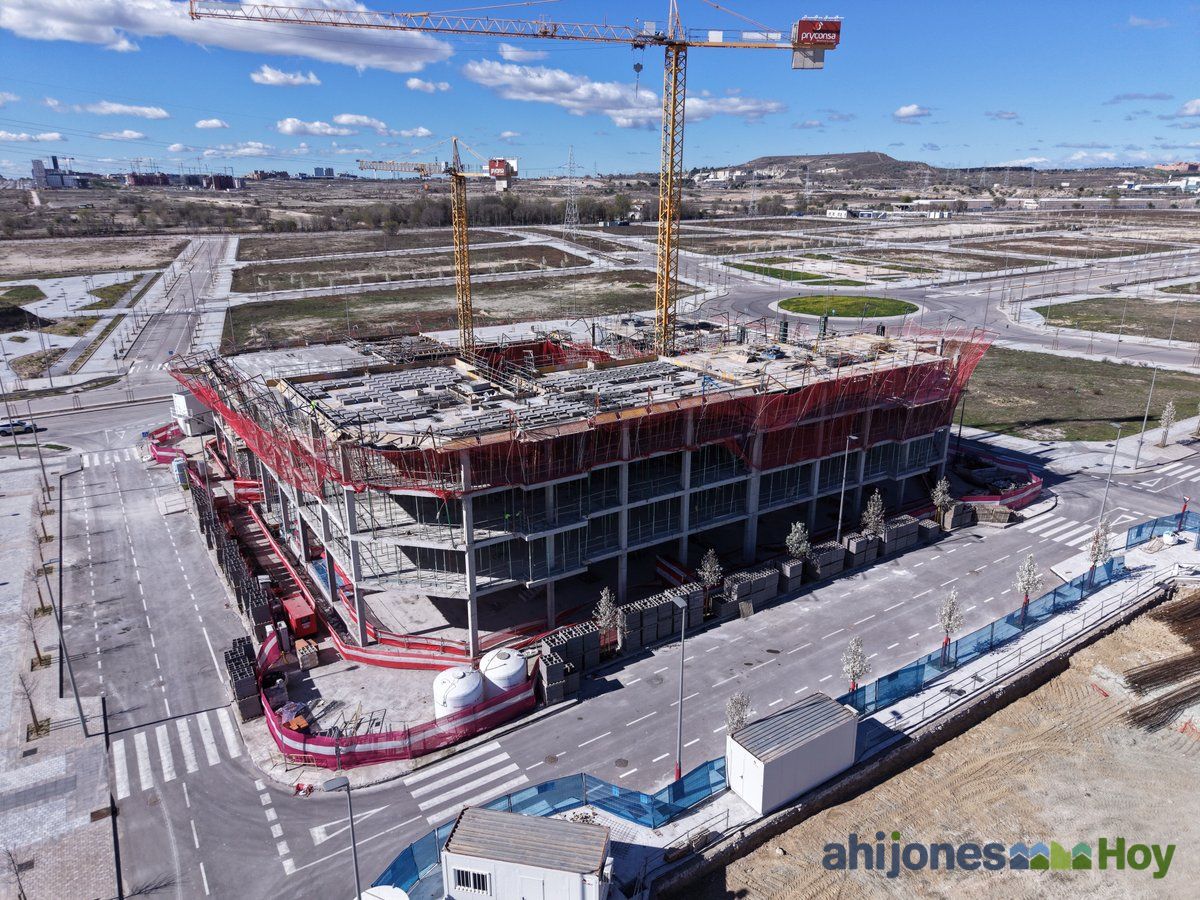Vista lateral del edificio más avanzado con varias plantas levantadas
