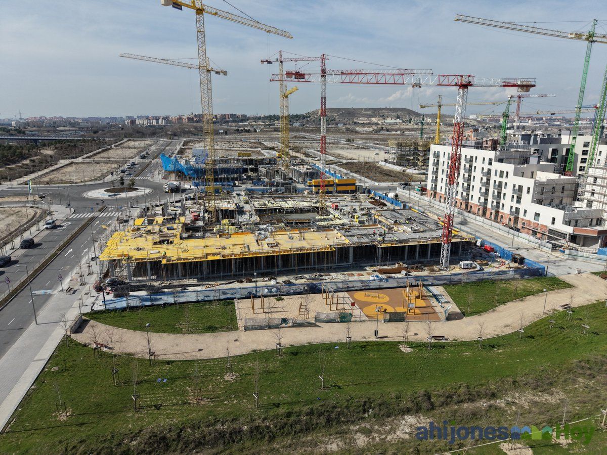 Vista aérea general de Los Berrocales con múltiples grúas activas