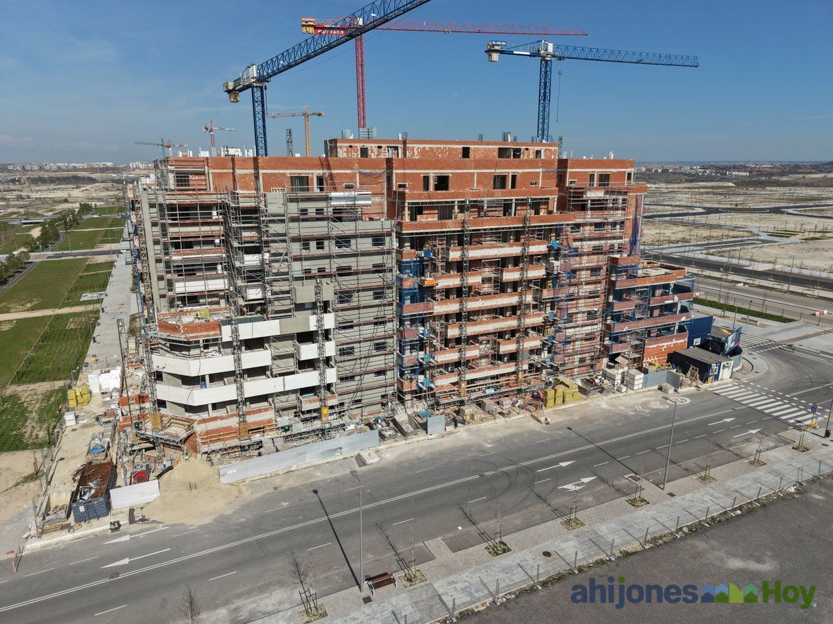 Edificio residencial con fachada de ladrillo en fase de acabados