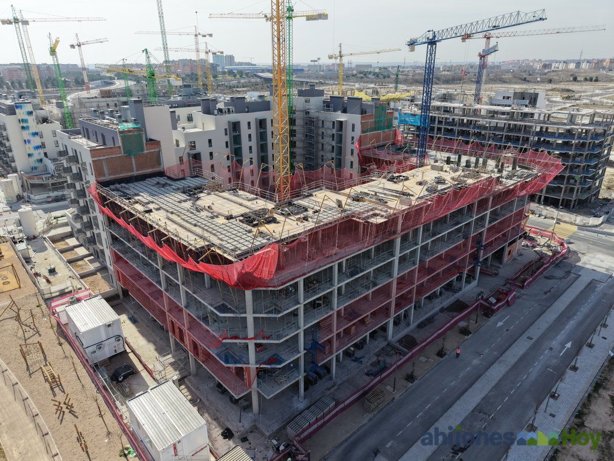 Estructura con encofrados y redes de seguridad rojas