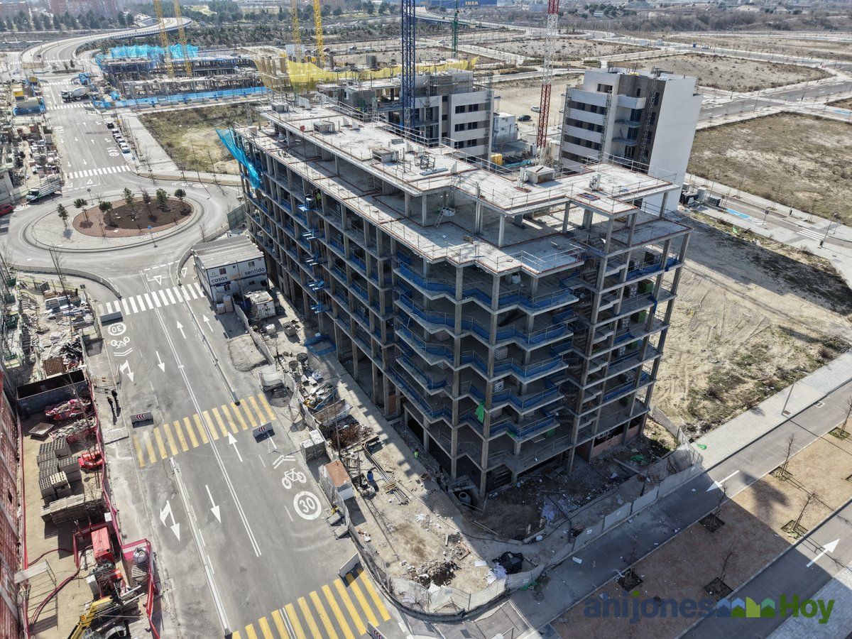 Edificio en estructura junto a rotonda con calles ya urbanizadas
