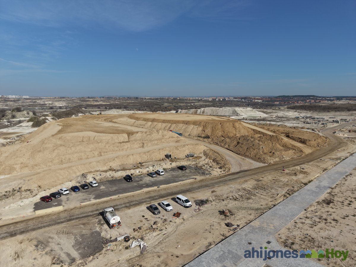 Zona de acopio de tierras con vehículos de obra