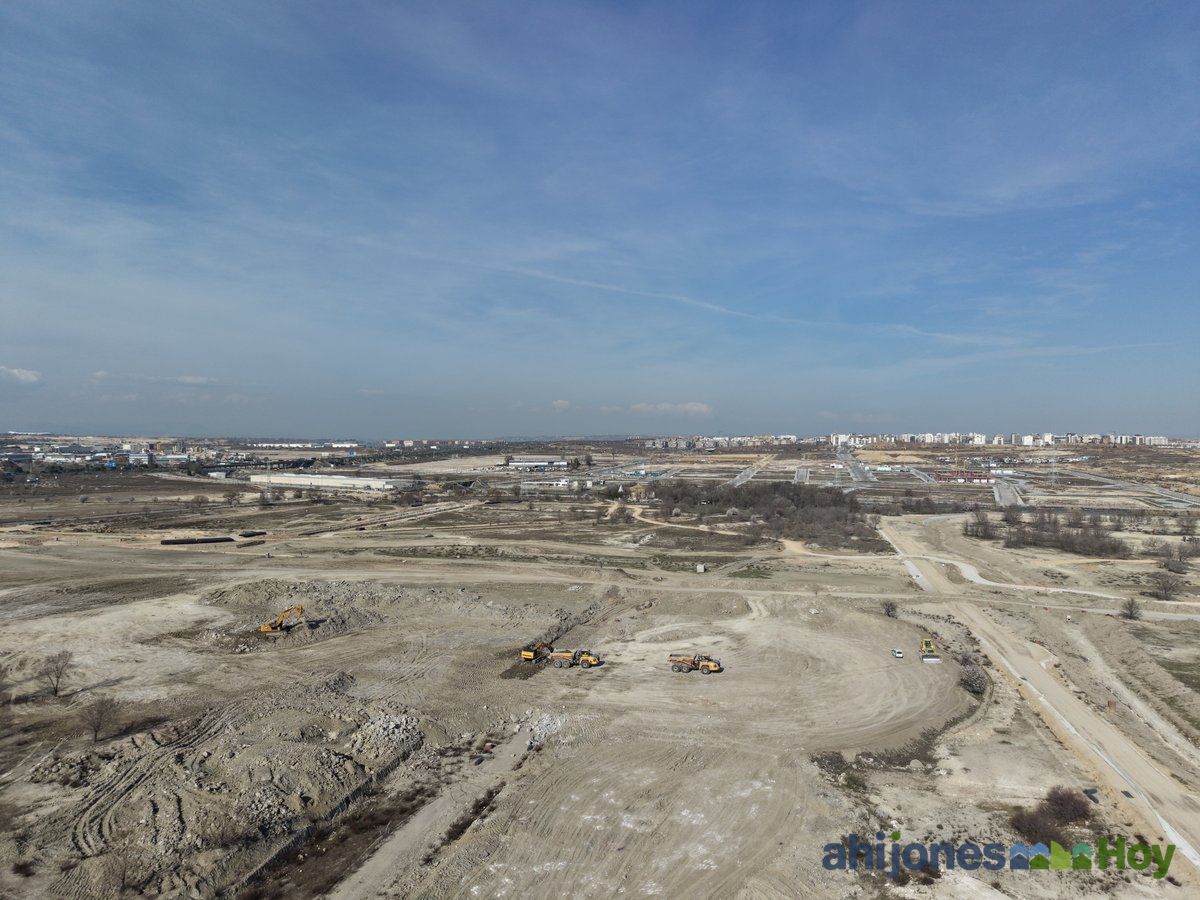 Maquinaria pesada trabajando en explanación del terreno