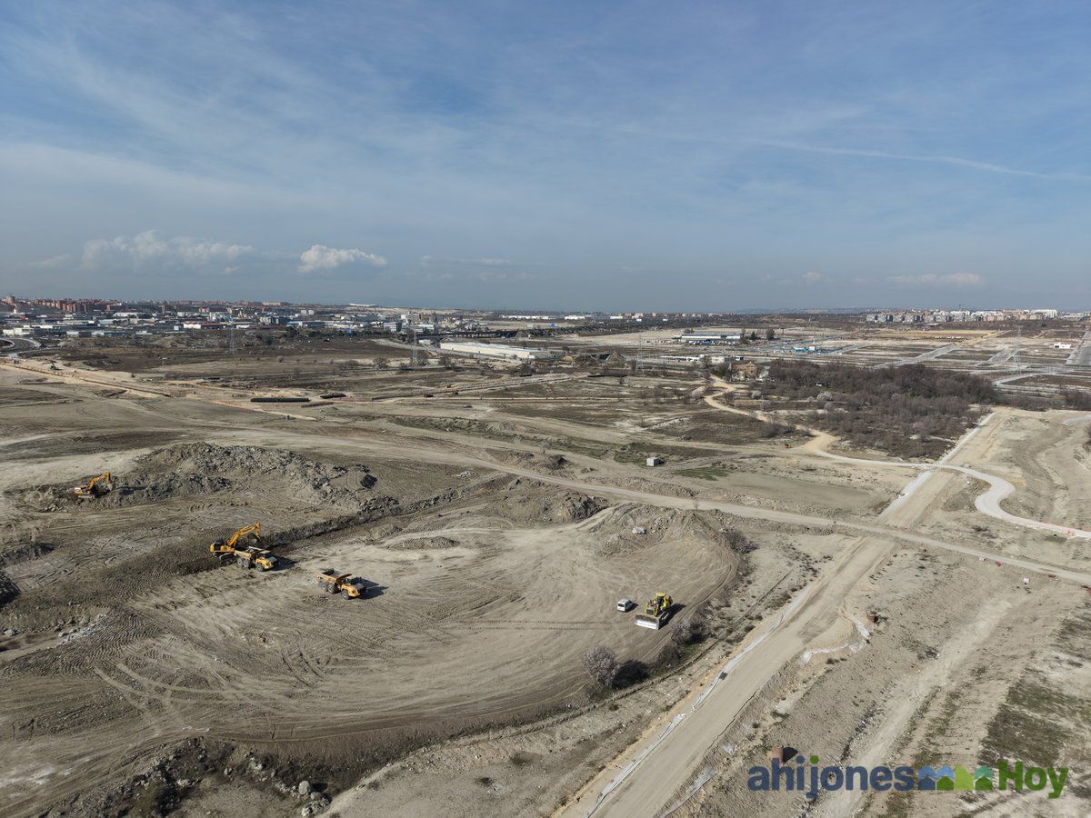 Excavadoras y camiones en las obras de movimiento de tierras