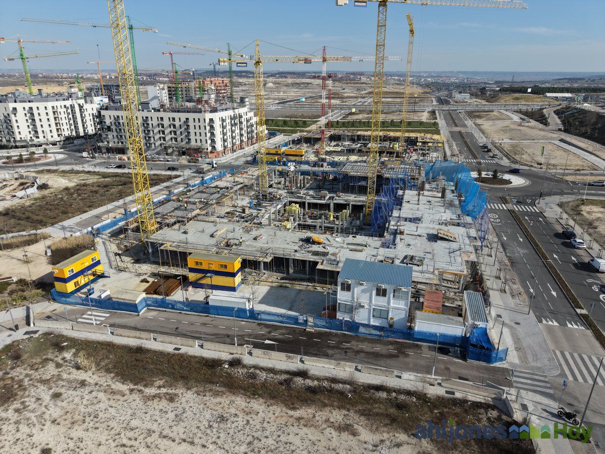 Promoción en fase inicial con casetas de obra y primeros forjados