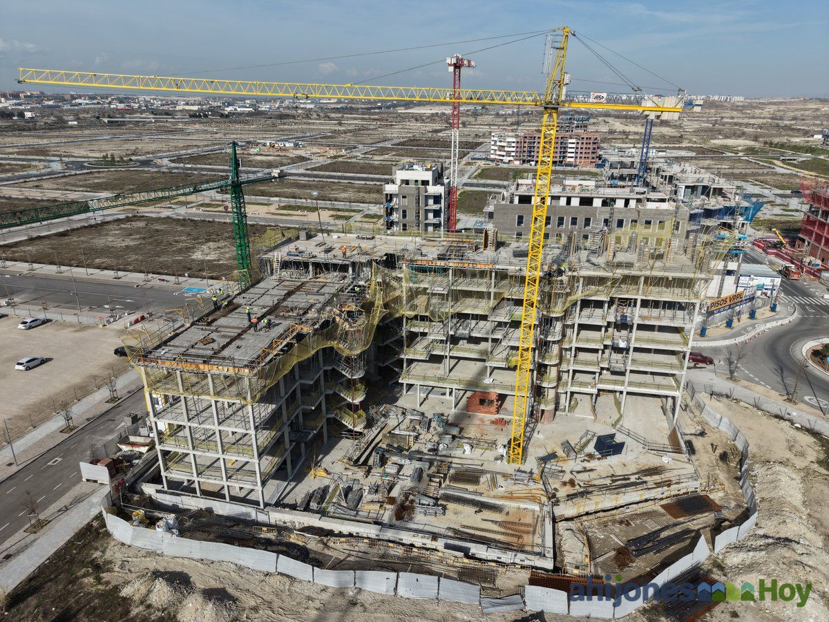 Estructura en fase intermedia con grúas amarilla y roja