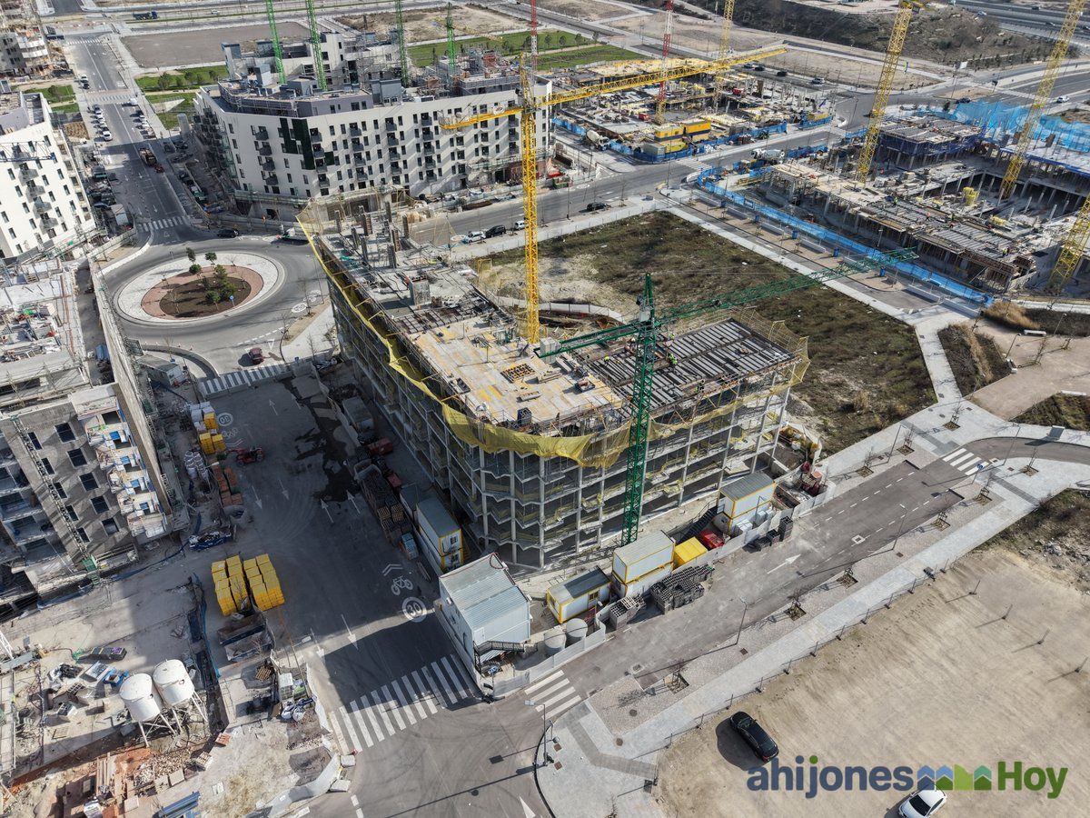 Edificio en construcción con edificios entregados y rotonda al fondo