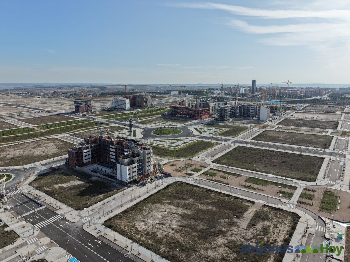 Vista panorámica de Los Berrocales con urbanización consolidada y parcelas en desarrollo